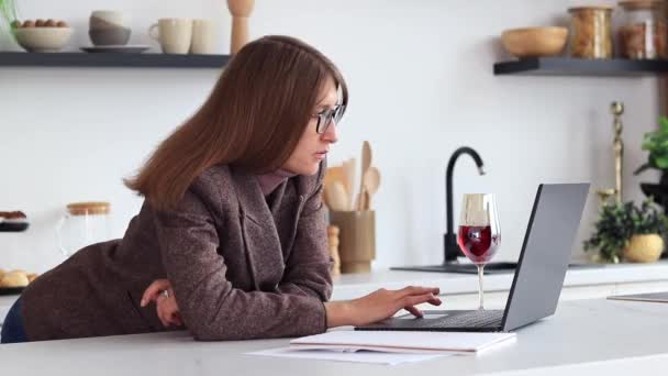 Zakelijk Meisje Met Een Laptop Keuken Studeert Materiaal Het Internet — Stockvideo