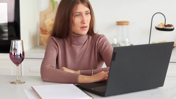 Nternetten Arkadaşlarla Ailelerle Sevdiklerle Iletişim Kurmak Mutfakta Dizüstü Bilgisayarı Olan — Stok video
