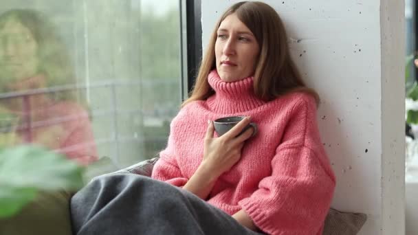 Yağmurlu Bir Havada Pencerede Bir Fincan Çay Içen Bir Kız — Stok video