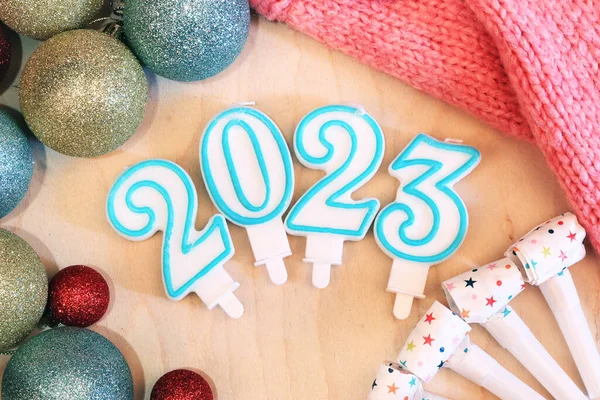Szczęśliwego Nowego Roku Świece Postaci Cyfr 2023 Świąteczne Kulki Świąteczne — Zdjęcie stockowe