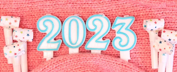Boldog Évet 2023 Számok Ünnepi Szarvak Formájú Gyertyákat Rózsaszín Pulóveren — Stock Fotó