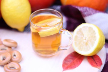 Simitli limonlu bir fincan sıcak çay. Sonbahar ve sonbahar kartpostalları. Soğuk algınlığı için sıcak vitamin içeceği.