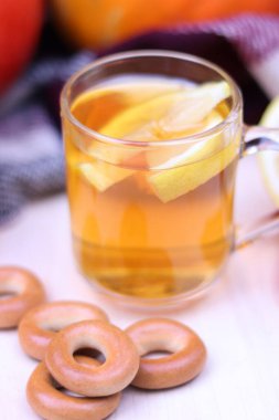 Simitli limonlu bir fincan sıcak çay. Sonbahar ve sonbahar kartpostalları. Soğuk algınlığı için sıcak vitamin içeceği.