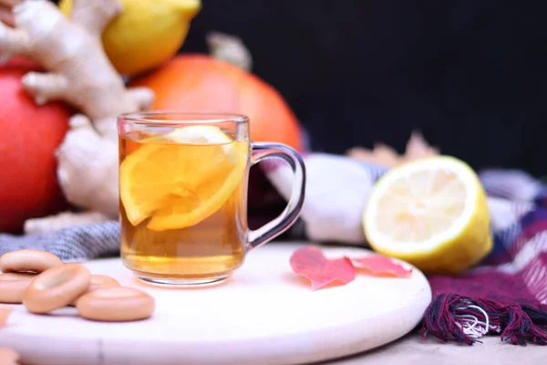 Sonbahar Arka Planında Limonlu Bir Fincan Sıcak Çay Sonbahar Sonbahar — Stok fotoğraf