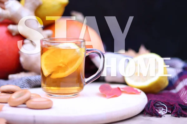 家にいて レモンの温かいお茶と半透明の碑文のイメージ 冷たい飲み物は暖かい あなたの健康の世話をし パンデミックの間に自己分離を観察する — ストック写真