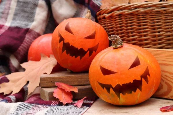 Halloween Koncepció Csendes Élet Érett Sütőtök Festett Gonosz Arcok Tökök — Stock Fotó