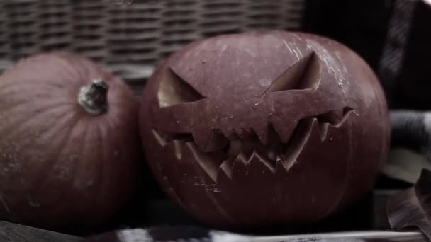 Video Descolorido Una Calabaza Halloween Con Poco Humo Saliendo Ella — Vídeos de Stock