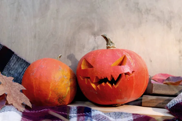 Halloween Dýně Pozadí Dřevěného Povrchu Zralá Dýně Vyřezávanou Tváří Kostce — Stock fotografie
