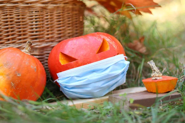 Dynia Halloween Maską Medyczną Twarzy Świętujcie Bezpiecznie Kompozycja Jesienna Halloween — Zdjęcie stockowe
