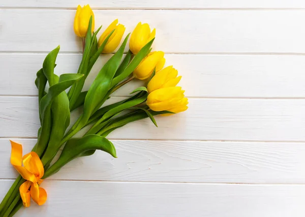 Bukiet Pięknych Żółtych Tulipanów Białym Drewnianym Tle Widok Góry Odbiór — Zdjęcie stockowe