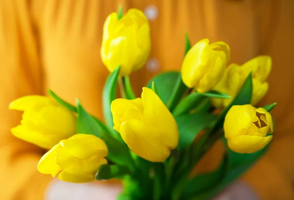 Ženské Ruce Držící Kytici Krásných Žlutých Tulipánů Detailní Záběr Selektivní — Stock fotografie