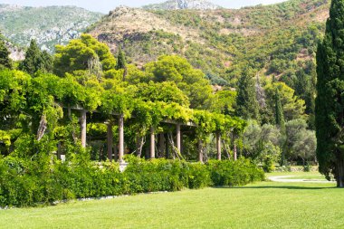 Milocher Parkı, Budva, Karadağ, 3 Eylül 2021. Villa Milocer ve dağları manzaralı güzel bir manzara. Adriyatik Denizi 'nde Tatil.