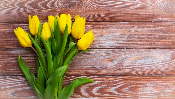 Kytice Krásných Žlutých Tulipánů Přírodním Dřevěném Pozadí Den Matek Března — Stock fotografie