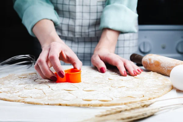 Les Mains Femme Coupant Les Cœurs Pâte Pâtisserie Maison Processus — Photo