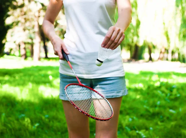 Jonge Vrouw Wit Shirt Spijkerbroek Badminton Spelend Het Park Zonnige — Stockfoto
