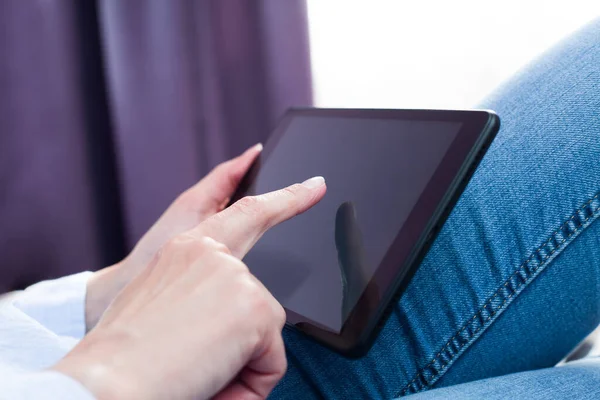 Kobiece Dłonie Pomocą Tabletu Cyfrowego Domu Zbliżenie — Zdjęcie stockowe