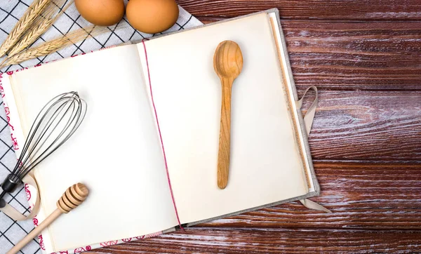 Λευκά Vintage Βιβλίο Συνταγών Αυγά Και Κουτάλι Στο Ξύλινο Φόντο — Φωτογραφία Αρχείου
