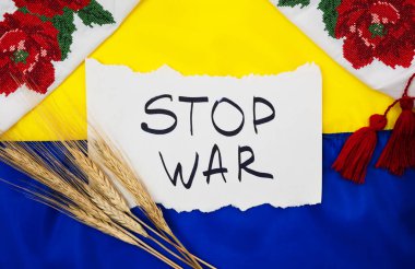 Ukrayna bayrağının arka planında Savaş Dursun ve buğday dalları olsun. Ukrayna 'nın yanında dur. Flatlay. Pankart.