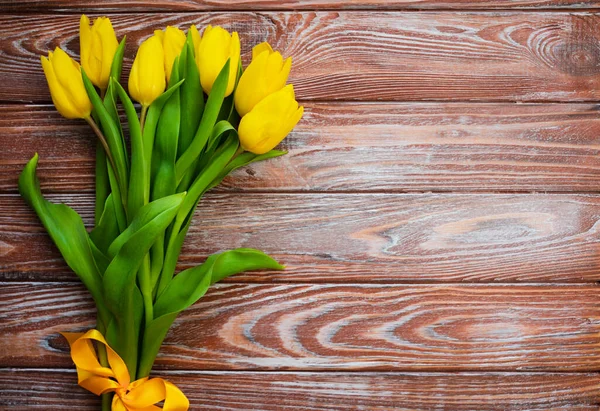 Plochá Slavnostní Kompozice Kyticí Žlutých Tulipánů Dřevěném Pozadí Banner Horní — Stock fotografie