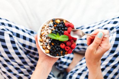 Granola ve kahvaltı için gri arka planda taze meyveler. Sağlıklı kahvaltı. Yakın plan..