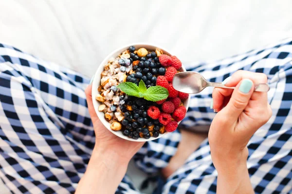 Granola ve kahvaltı için gri arka planda taze meyveler. Sağlıklı kahvaltı. Yakın plan..