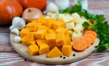 Balkabağı çorbası için dilimlenmiş mevsimlik sebzeler. Yakın plan..