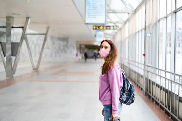 Mujer Joven Triste Una Máscara Protectora Con Mochila Encuentra Estación — Foto de Stock