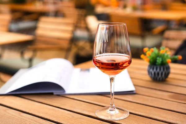 Açık bir kafedeki masanın üzerindeki Aperol camı. Tatil ve kutlama konsepti. Yakın plan. Boşluğu kopyala.