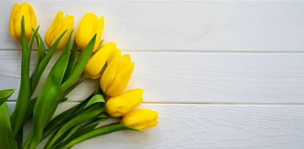 Kompozycja Płaska Bukietem Pięknych Żółtych Tulipanów Białym Drewnianym Tle Sztandar — Zdjęcie stockowe