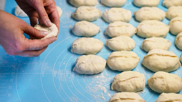 Ręce Kobiety Rzeźbią Ciasto Ziemniakami Mięsem Kuchni Proces Pieczenia Domowych — Zdjęcie stockowe