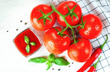 Cam bir kasede kırmızı sos ya da ketçap ve ahşap arka planda yemek, domates, fesleğen, kırmızı acı biber ve baharatlar için malzemeler. Yakın plan. Üst görünüm.