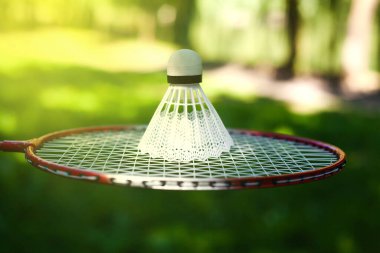 Badminton oynamak için Shuttlecock rakette yatıyor. Sağlıklı yaşam tarzını kabul et. Fitness konsepti. Yakın plan..