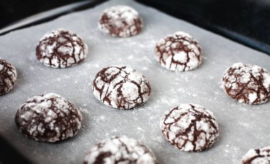 Fırın tepsisinde pudra şekerli çikolatalı kurabiye. Yakın plan..