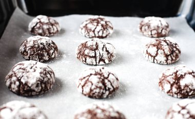 Fırın tepsisinde pudra şekerli çikolatalı kurabiye. Yakın plan..