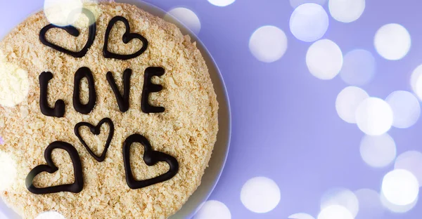Ciasto Czekoladowymi Sercami Czekoladowym Napisem Love Tle Przy Użyciu Koloru — Zdjęcie stockowe