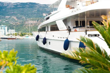 Güzel bir yat iskelede demirli. Tekne gezisi ve yatta dinlenme. Budva, Karadağ. Seçici odak.