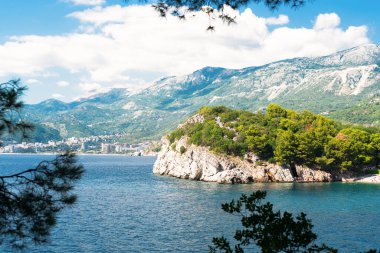 Kaya ve deniz manzaralı deniz manzarası. Tatil ve seyahat konsepti. Seçici odak.
