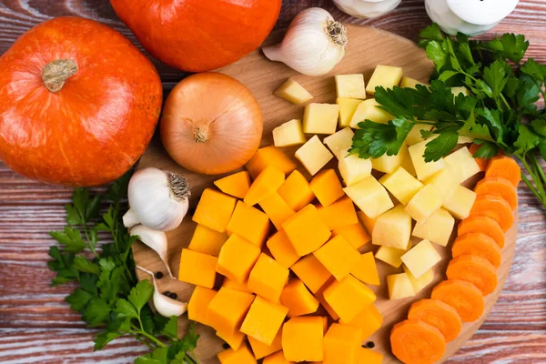 Sağlıklı ve lezzetli bir balkabağı kremalı çorba için taze kesilmiş sebzeler. Yakın plan. Üst görünüm.