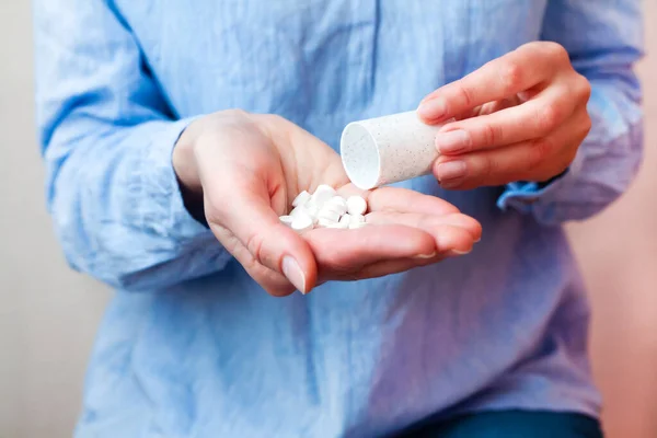 Kobieta Niebieskiej Bluzce Wlewa Tabletki Butelki Ręki Bierze Antybiotyki Antydepresanty — Zdjęcie stockowe