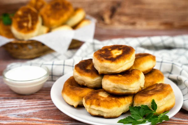 Tahta masada patates ve etle ev yapımı sıcak turtalar. Lezzetli ev yapımı yemekler. Yakın plan..