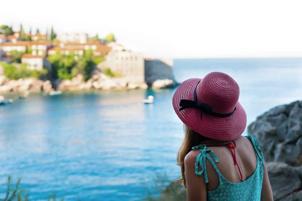 Joven Mira Hermoso Castillo Mar Sveti Stefan Pequeño Islote Costa —  Fotos de Stock