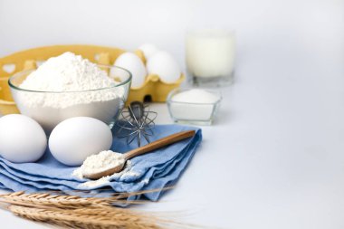 Pişirme işlemi. Un, yumurta, süt ve şeker masada. Yemek pişirme süreci. Yakın plan. Boşluğu kopyala.