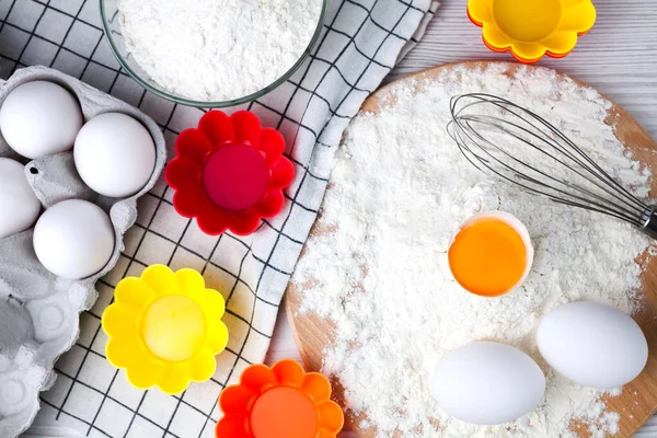 Mąka Jajka Kolorowy Silikon Tworzą Stole Składniki Pieczenia Babeczek Babeczek — Zdjęcie stockowe