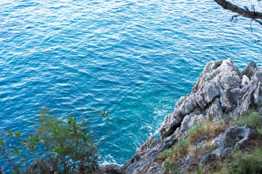 Uçurumdan mavi deniz manzarası. Deniz Burnu. Seçici odak.