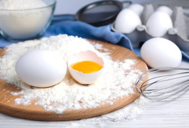 Hamur pişirmek için gereken malzemeler: un, masada yumurta. Yakın plan..