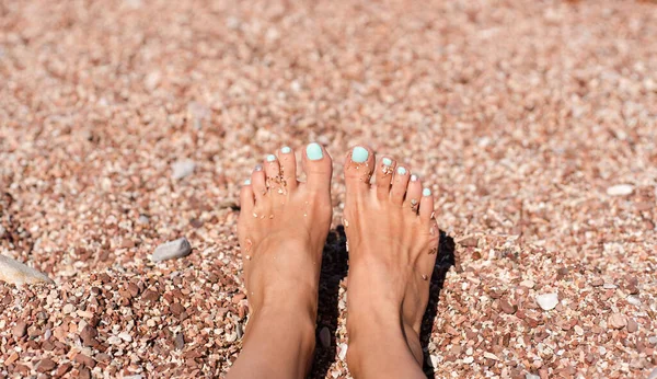 Pies Mujer Una Playa Guijarros Descansa Playa Tomando Sol Concepto — Foto de Stock