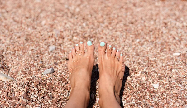 Pés Mulher Numa Praia Seixos Descansa Praia Banhos Sol Conceito — Fotografia de Stock