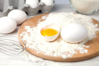 Un ve yumurta - masada hamur pişirmek için malzemeler. Yakın plan..