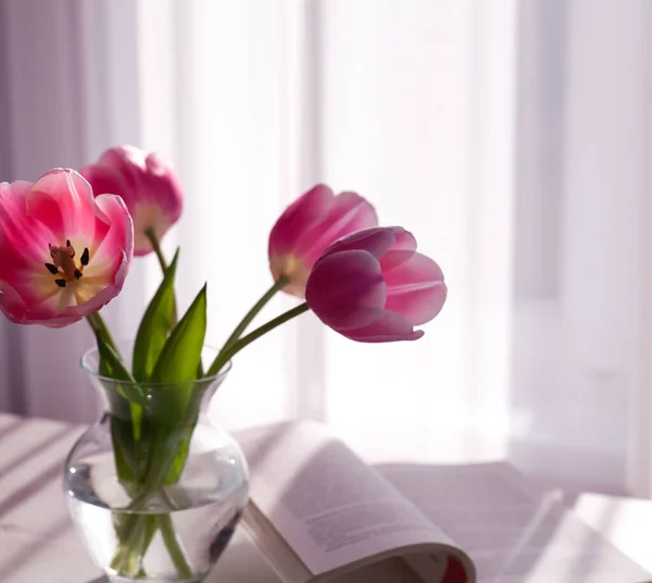 Strauß Rosa Tulpen Glasvase Daneben Liegt Ein Aufgeschlagenes Buch Selektiver — Stockfoto