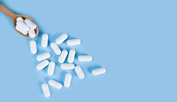 Gyógyszeripar Orvostudomány Egészségügy Fehér Pirulák Kék Háttérrel Baner Vagyok Első — Stock Fotó